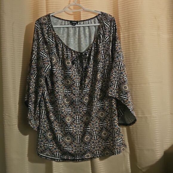 TACERA WOMAN GEOMETRIC TOP L  ELL SLEEVE - Picture 1 of 7